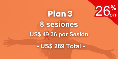 hombre descalzo corriendo y disfrutando de la playa